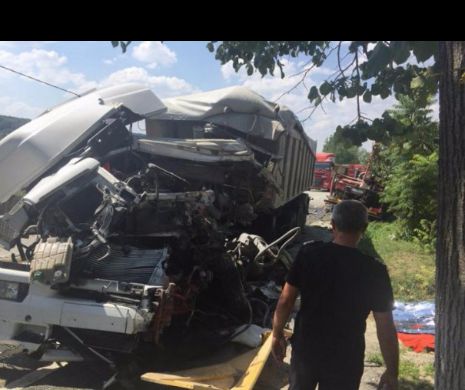 ÎNCĂ un accident MORTAL! Coliziune VIOLENTĂ între un TIR şi o macara soldată cu DOI MORȚI! News Alert!