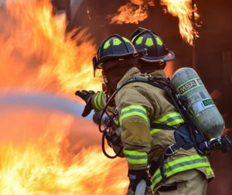 Incendiu MAJOR la un DEPOZIT de băuturi alcoolice din Slatina