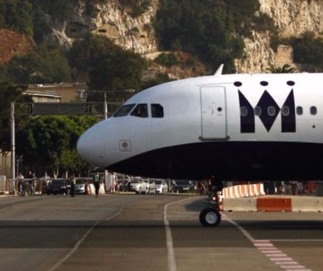 INCREDIBIL: A sărit din AVION prin trapa de URGENȚĂ imediat după ATERIZARE