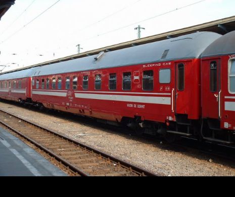 Pasagerii unui tren au așteptat două ore în câmp. Locomotiva DEFECTĂ a fost schimbată cu alta, care s-a STRICAT