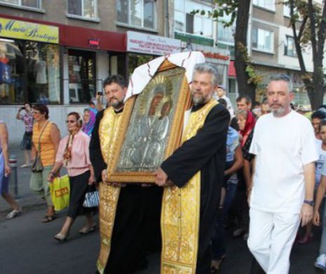 Pelerinaj pentru venirea PLOII! Sute de gălățeni au înfruntat CANICULA pentru a plimba Icoana Maicii Domnuluiu prin oraș