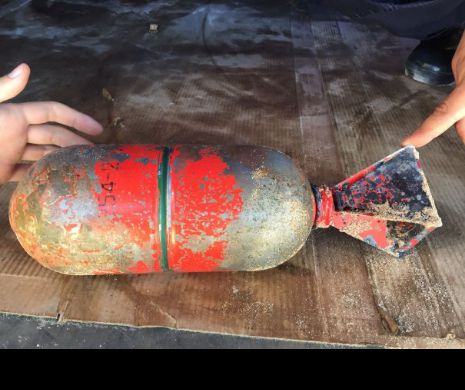 Polițistul EROU a fugit cu BOMBA pe umăr un kilometru pentru a SALVA viața a 400 de elevi