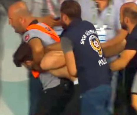 SCENE ȘOCANTE la Supercupa Turciei! Un jucător a fost ATACAT cu un CUȚIT de fanii adverși | VIDEO
