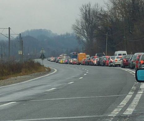 Se circulă bară la bară pe Valea Prahovei. Cozile sunt INTERMINABILE, iar poliția recomandă rute alternative