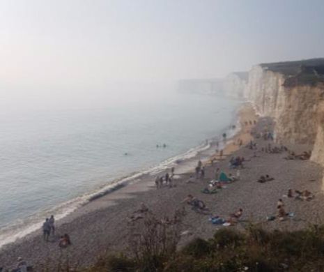Situaţie INCREDIBILĂ pe o plajă. Turiştii s-au intoxicat cu VAPORI CHIMICI