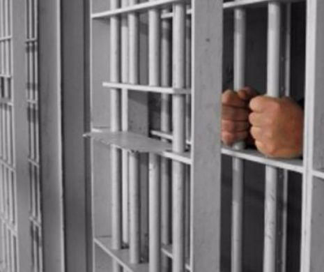 TUPEU DE INTERLOP! LIVE pe Facebook din celula de la Gherla: „E bine, mâncărică, vine om cu pachete, alea, muzicuță, ţigărele (...)”