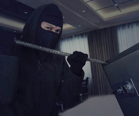 Un bărbat din Timiş a spart un seif şi a tăiat-o la plajă