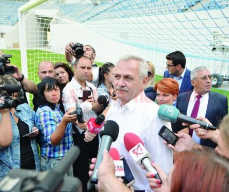Dragnea a călcat pe gazonul proaspăt montat al stadionului din Craiova culegând lauri alături de Olguţa Vasilescu