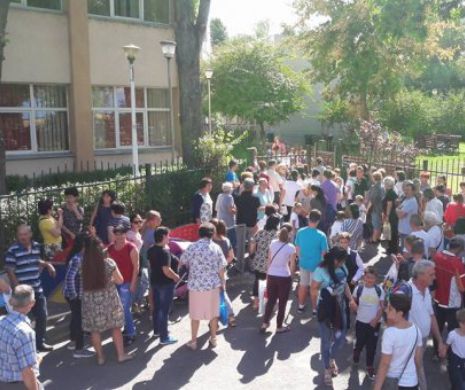 ELEVI puşi în PERICOL ZILNIC de către DIRECTOAREA şcolii unde învaţă - VIDEO