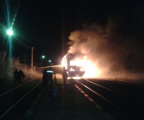 INCIDENT pe căile ferate. O LOCOMOTIVĂ, curpinsă de FLĂCĂRI