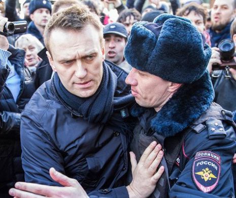 Un POLITICIAN a fost atacat cu cârnați. SCENA s-a petrecut pe un aeroport
