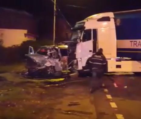 ACCIDENT MORTAL. Un TIR şi un microbuz s-au CIOCNIT - VIDEO