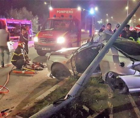 Accident violent la Mamaia. Victime încarcerate, stâlp căzut pe mașină