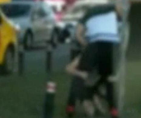 BĂTAIE în plină stradă, în centrul Bucureștiului! Un trecător a bătut cu BESTIALITATE un șofer. Reacția Poliției - VIDEO