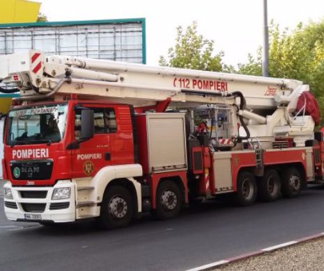 Bloc EVACUAT din cauza unui INCENDIU. Zeci de oameni în PERICOL