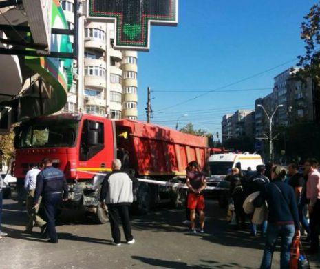 BREAKING NEWS - CAMION pe TROTUAR, în BUCUREȘTI