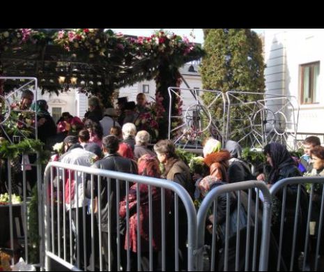 Cea mai PUTERNICĂ RUGĂCIUNE către Sfânta Parascheva. Oamenii spun că FACE MINUNI și te scapă de NECAZURI