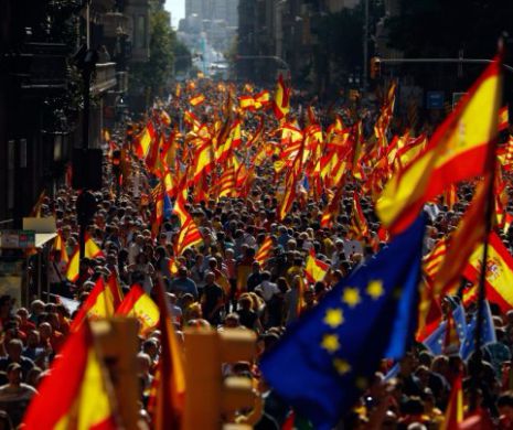 NEWS ALERT. Protestatarii din două tabere SE BAT în Barcelona, aruncând cu scaune unii în alții