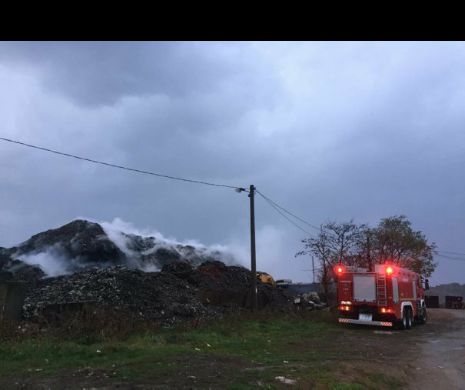 Ploaia a stins incendiul izbucnit la groapa de gunoi din Reșița