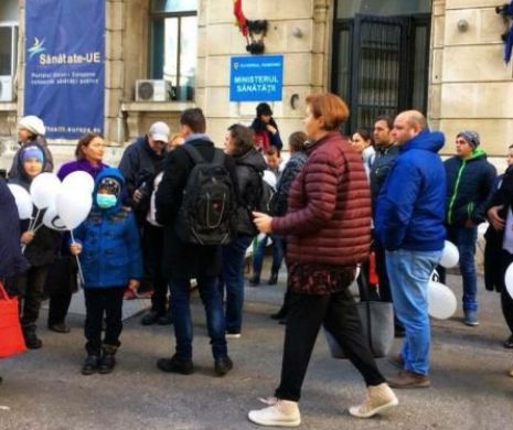 PROTEST la Ministerul Sănătății! Părinți disperați că nu găsesc imunoglobulină pentru copii și adulți. Bodog promite că rezolvă