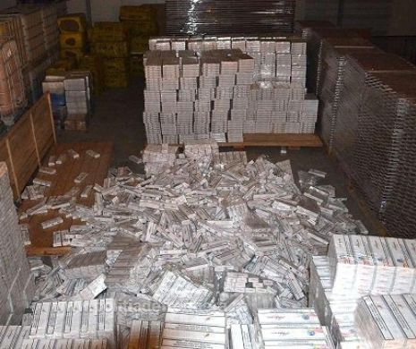 Tir plin cu țigări de contrabandă descoperit într-o parcare