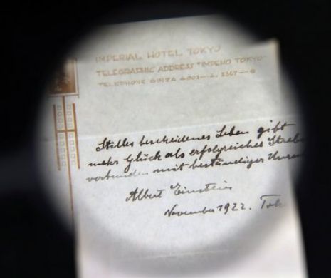 Un bilet despre „o viață fericită” scris de Albert Einstein s-a vândut la licitație cu 1,5 milioane de dolari