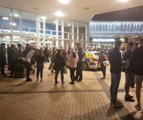 ALERTĂ la Dublin! Un centru comercial a fost EVACUAT. Om înarmat în clădire