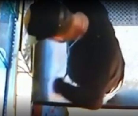 Caz UNIC în lume! Polițiștii sunt în STARE DE ȘOC. Un bărbat BEAT a fost GĂSIT cu un PITON în PANTALONI