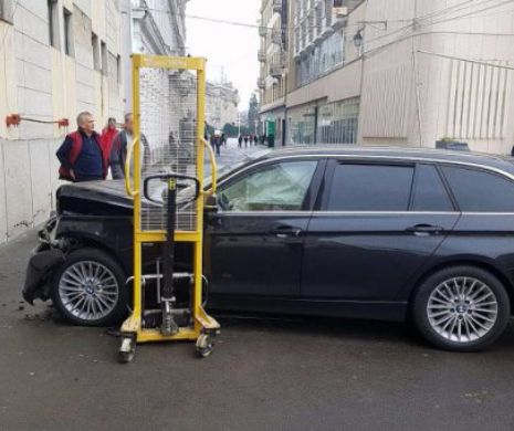 Directorul unei instituții IMPORTANTE, implicat într-un ACCIDENT BIZAR! A intrat cu mașina în CLĂDIREA pe care o CONDUCE - VIDEO