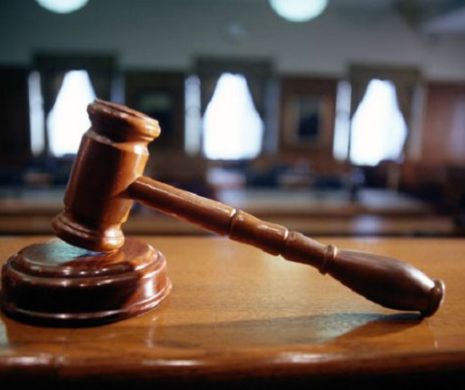 Gest CUTREMURĂTOR! Un BĂRBAT a DECLANȘAT două GRENADE într-un TRIBUNAL