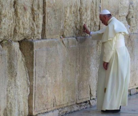 Mesaje pline de mister după moartea NAŞULUI Cosa Nostra: Un trandafir negru şi mesajul: TĂCERE! Papa Francisc alături de Totò