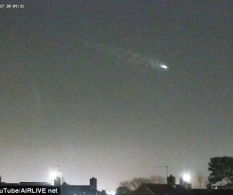 OBIECT MISTERIOS, surprins pe cer, la câteva secunde de la ATERIZAREA unui avion! CLIPUL VIRAL a stârnit CONTROVERSE - VIDEO