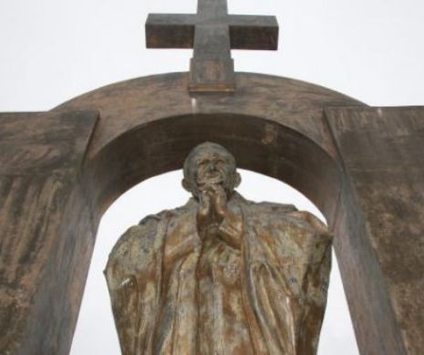 Scandalul CRUCII de pe STATUIA lui Ioan Paul al II-lea. INTERVENȚIE spectaculoasă a Poloniei