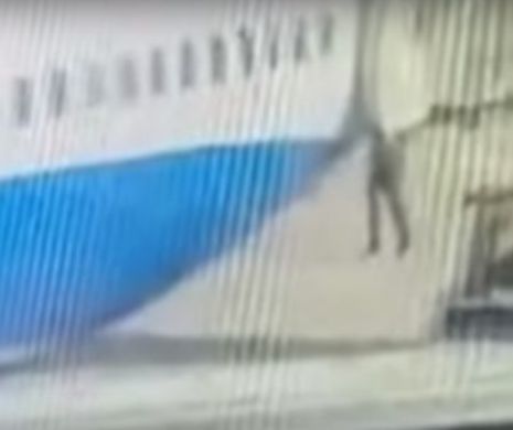 TRAGEDIE! Momentul TERIFIANT în care o stewardesă CADE DIN AVION. Totul a fost FILMAT