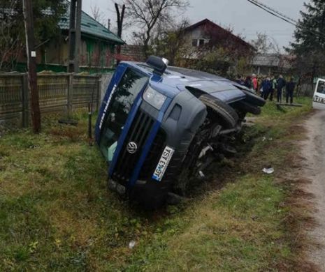 Un microbuz cu 20 de pasageri s-a RĂSTURNAT! Autoritățile sunt în ALERTĂ