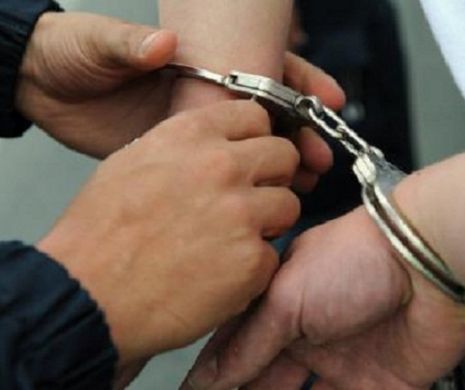 VASLUI. Bătrână bătută, ameninţată cu o foarfecă şi tâlhărită de doi minori beţi