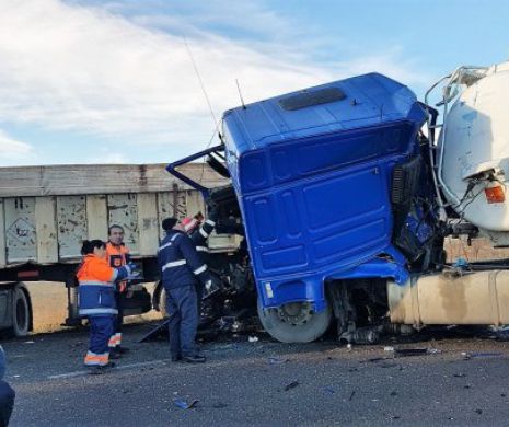 Accident grav la Constanța. Persoană încarcerată. Coliziune frontală între două tiruri