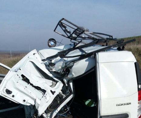Accident pe A1. O autoutilitară s-a făcut praf I FOTO