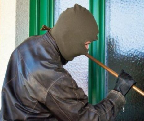 Casă de pariuri jefuită peste noapte. Hoții au plecat cu seiful plin cu bani