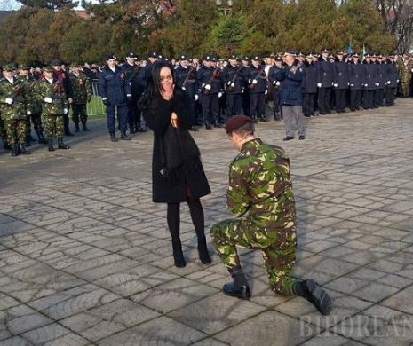 Cerere în căsătorie la Parada de 1 Decembrie. Soldat: ”Astăzi depun jurământul iubirii. Domnişoara Tărău Minodora, vrei să fii soția mea?