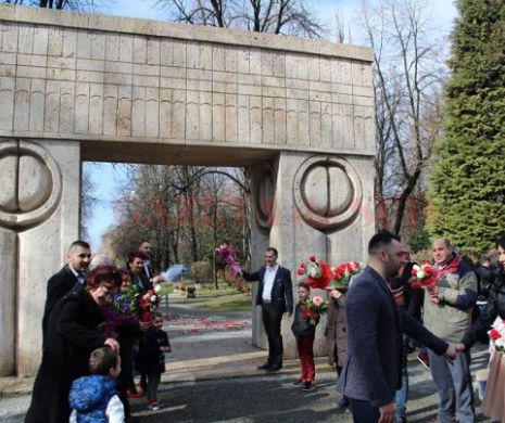 GORJ. 15 perechi se vor căsători, de Revelion, sub Poarta Sărutului