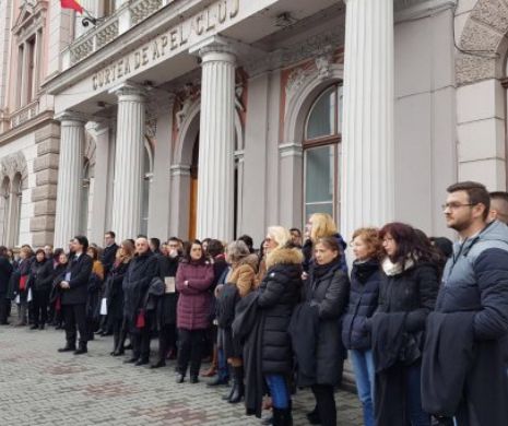Judecatorii protestează! Magistrații din Cluj au ieșit în stradă