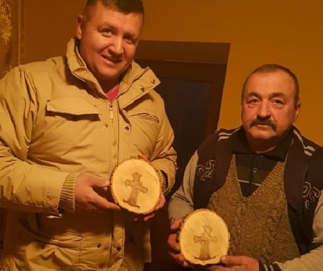 O cruce descoperită într-un butuc