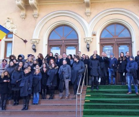Protest al judecătorilor și procurorilor din Constanța: “Legea e un lucru serios, nu făcută de muncitori de mecanică fină și tâmplari”