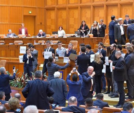 Scandalul din Parlament, ziua 2: USR și protestatarii, comparați cu Iliescu și minerii