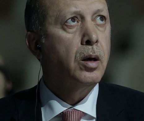 Un bărbat a fost BRUSCAT de preşedintele ERDOGAN, după ce a încercat să îl ÎMBRĂŢIŞEZE - VIDEO