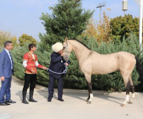 Un deputat român a pupat calul lui Alexandru cel Mare într-o mică dictatură asiatică