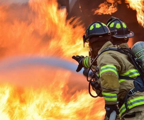 Vaslui: Incendiu puternic la un depozit de deșeuri de fibră de sticlă