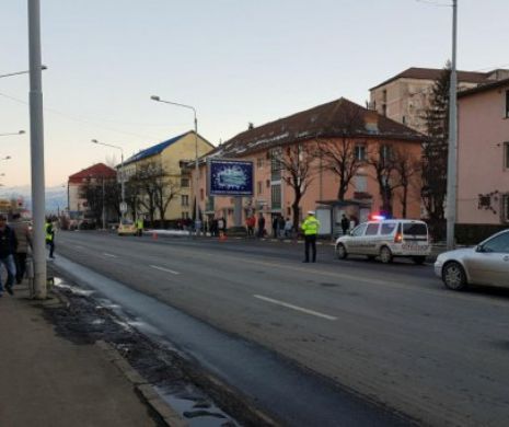 A fost tărâtă de taxi după ce şi-a prins haina în uşa maşinii