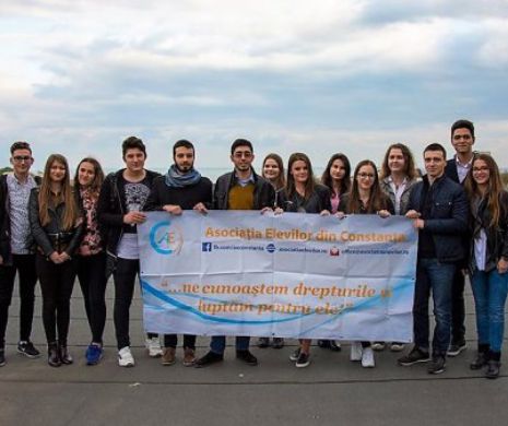 Elevii îl dau în judecată pe ministrul Educației: ”Profesorii de ce au voie cu telefon la ore?”